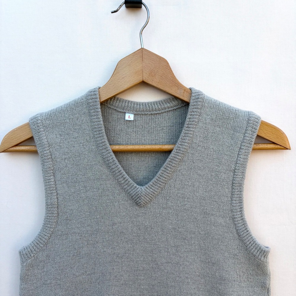 V-Neck Knit Sweater Vest in Oatmeal Grey Sleeveless Fits Like a Small - Picture 3 of 4